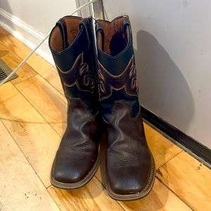 Boys size 2 Austin Boots